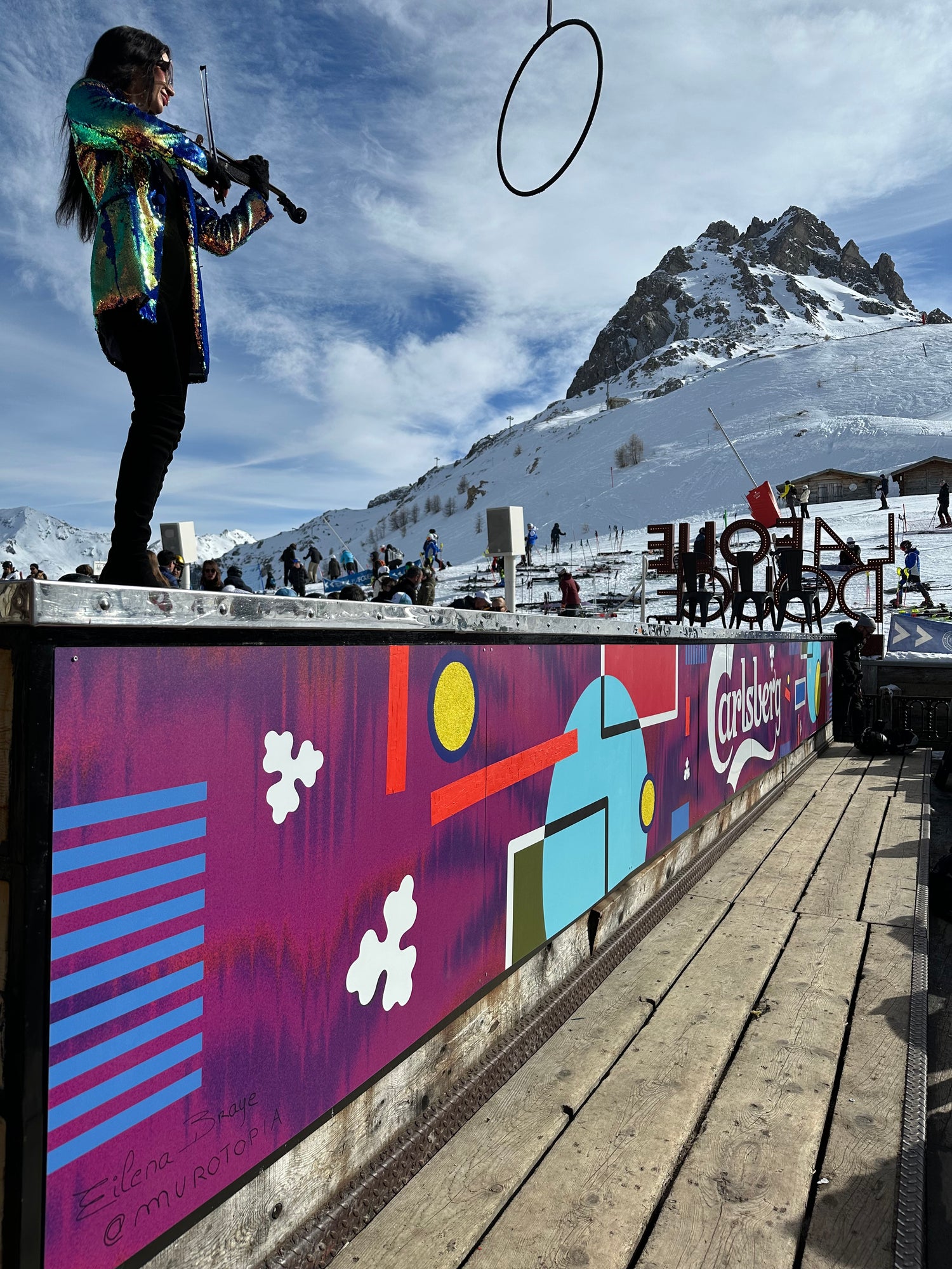 Large-scale mural by Eilena Braye created for Carlsberg at La Folie Douce, Val d’Isère, combining abstract art and live performance.