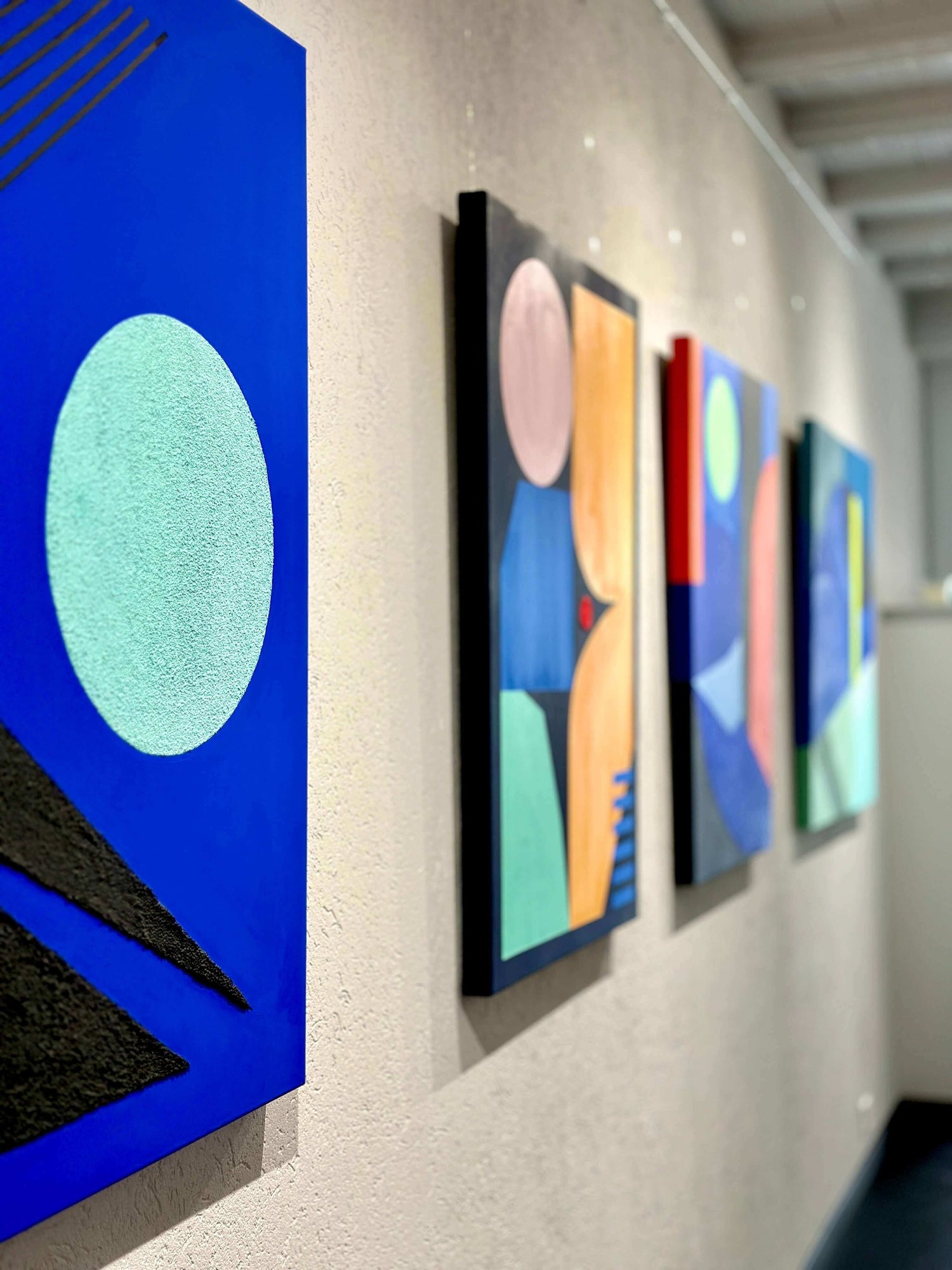 Invisible Resonances exhibition by artist Eilena Braye in Geneva — abstract art inspired by microscopic patterns, vibrant colors and geometric forms.